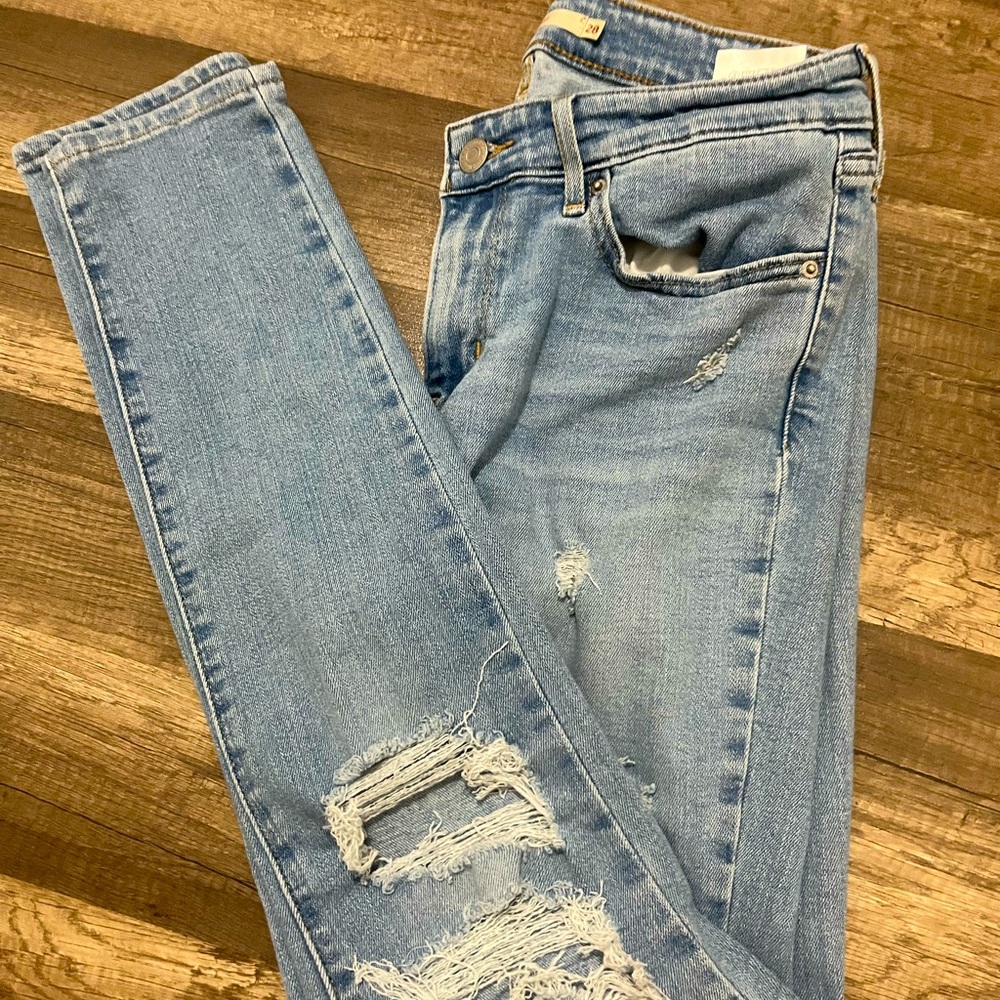 Levi super skinny ripped jeans size 28.